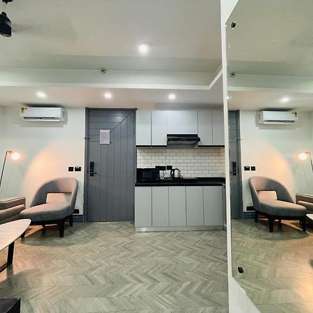 Bedchambers Serviced Apartments, Mg Road Гургаон Экстерьер фото