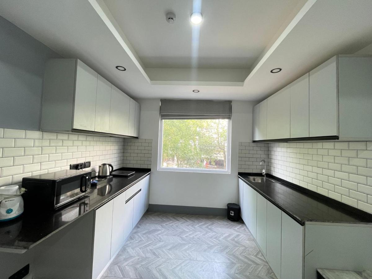 Bedchambers Serviced Apartments, Mg Road Гургаон Экстерьер фото