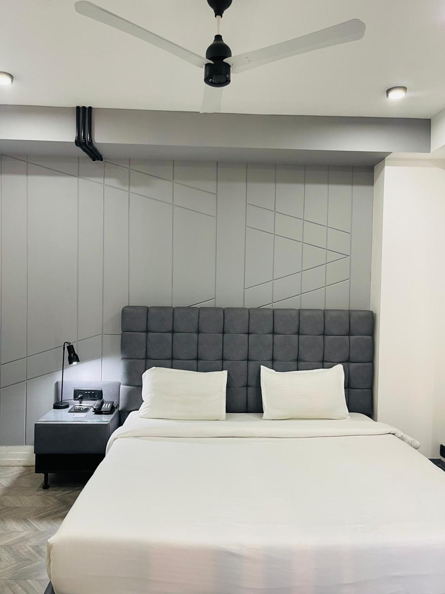 Bedchambers Serviced Apartments, Mg Road Гургаон Экстерьер фото